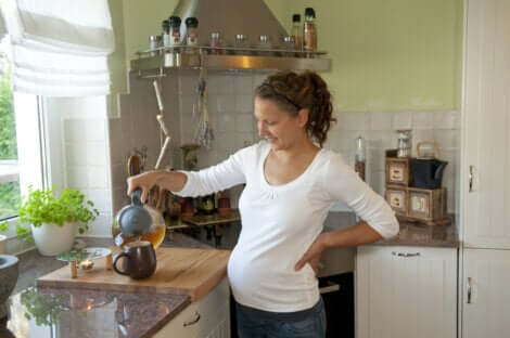 Mulher fazendo chá verde durante a gravidez