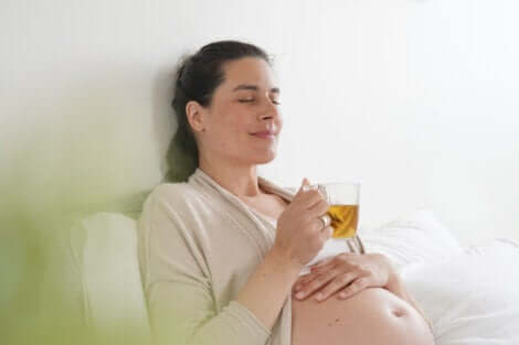 Mulher tomando chá durante a gravidez