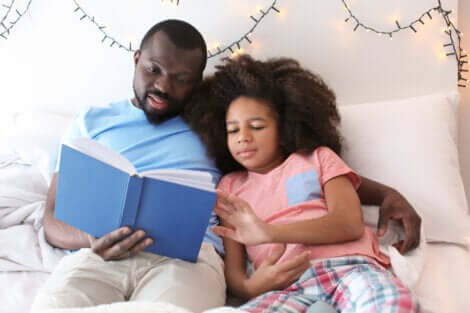 Pai lendo para a filha livro da coleção Abra e Descubra