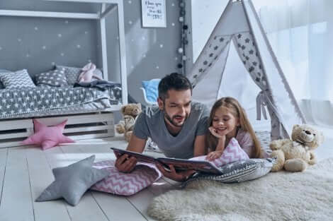 Pai lendo para a filha contos personalizados para crianças