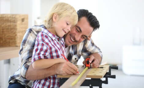 A importância da aprendizagem informal: menino trabalhando com o pai