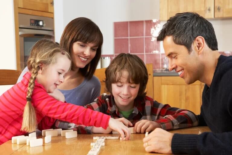 Família jogando dominó: práticas que fortalecem o vínculo entre pais e filhos 