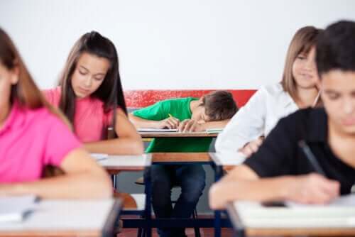Adolescentes matutinos e vespertinos: adolescente dormindo na aula