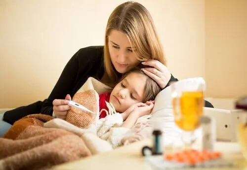 Mãe medindo febre da filha