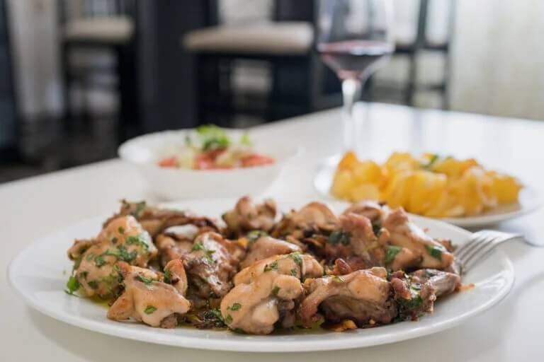 Carne de coelho: uma das receitas para preparar durante o confinamento