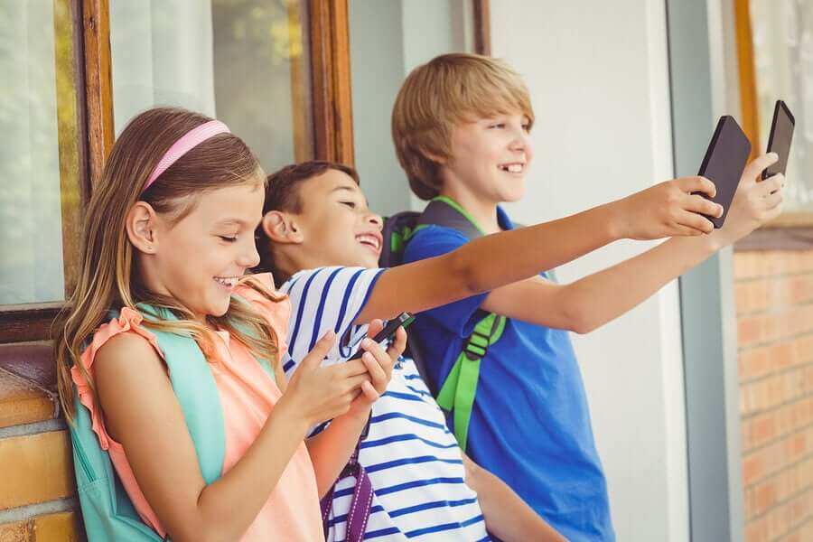 O celular deve ser usado na escola?