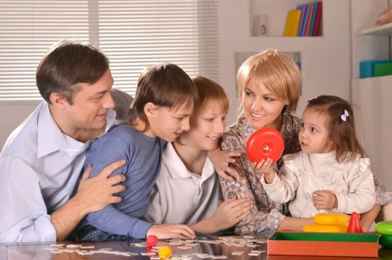 Família jogando junta: jogar em família em tempos de COVID-19