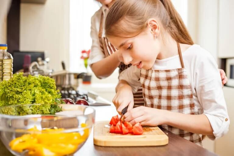 Mãe e filha na cozinha: cozinhar com os adolescentes durante a quarentena