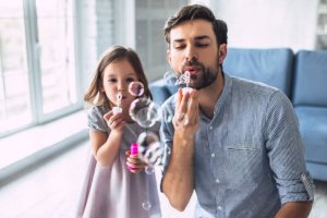 4 atividades com água para fazer dentro de casa