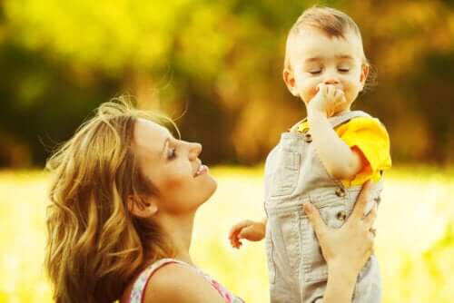 Mãe segurando filho ao ar livre