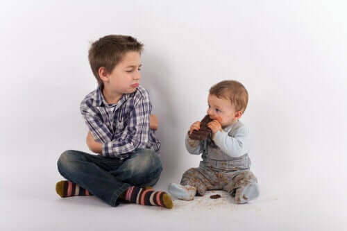 Mudanças no comportamento da criança diante da chegada de um irmão