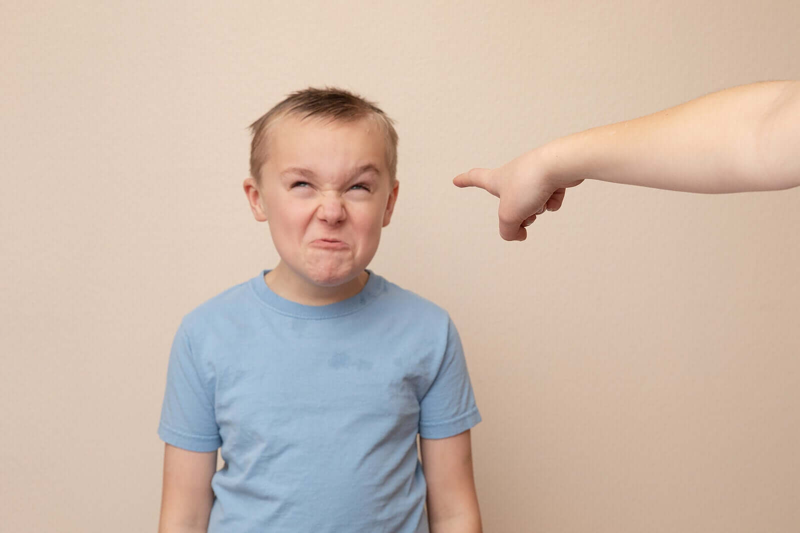 corrigir as crianças que insultam de forma eficaz