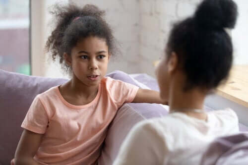 Evite interrogar o seu filho adolescente: dialogue com ele