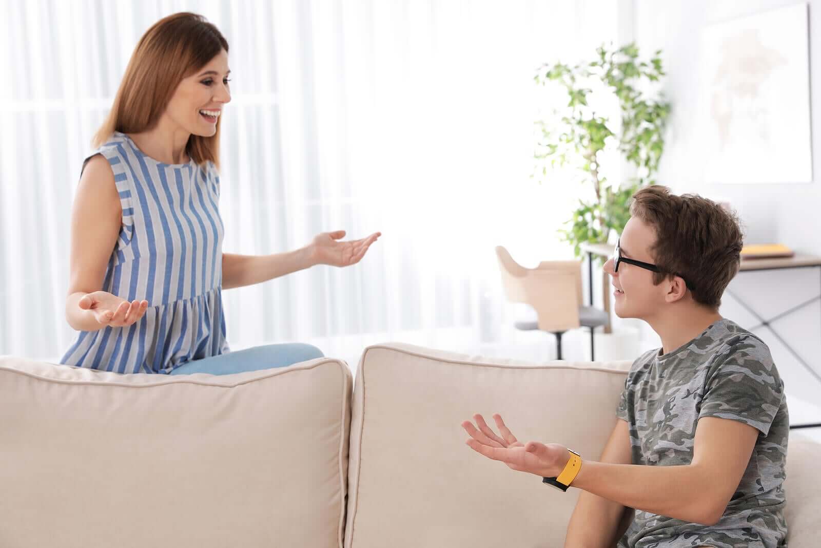 Evite interrogar o seu filho adolescente; dialogue com ele