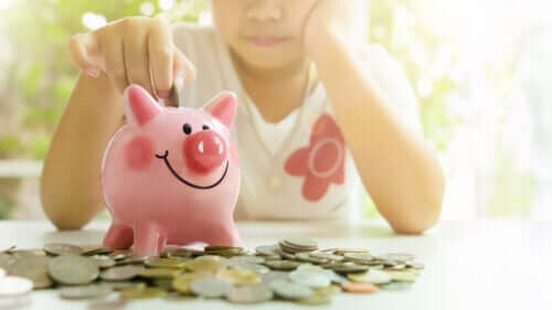 Como ensinar as crianças a economizar