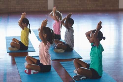 Yoga na sala de aula: dicas e benefícios