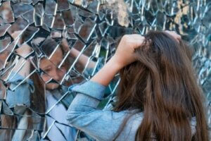 Esquizofrenia infantil: sintomas, causas e tratamento