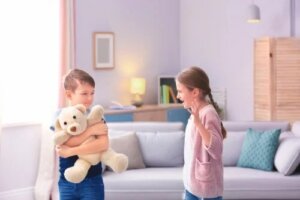 Se os seus filhos brigam o tempo todo, experimente essas ferramentas disciplinares