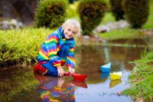 8 benefícios das brincadeiras com água para as crianças