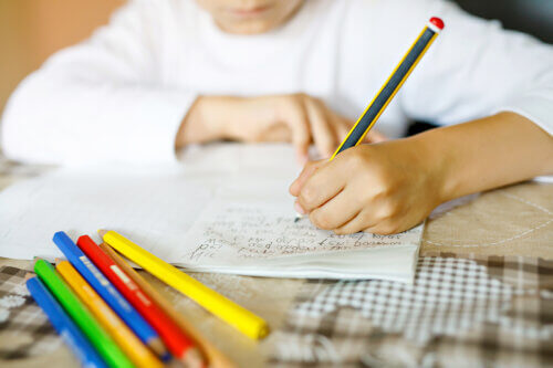 Por que é bom que as crianças aprendam a escrever à mão