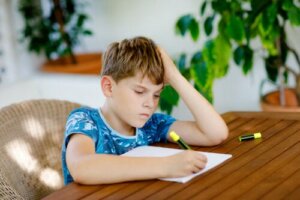 Crianças que não querem fazer a lição de casa: o que fazer?
