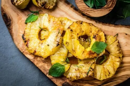 Abacaxi grelhado: uma das receitas com frutas para crianças