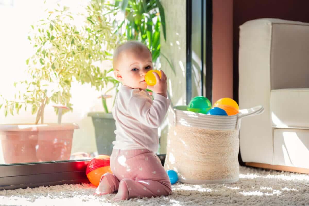 A cesta de tesouros: um jogo para estimular o seu bebê