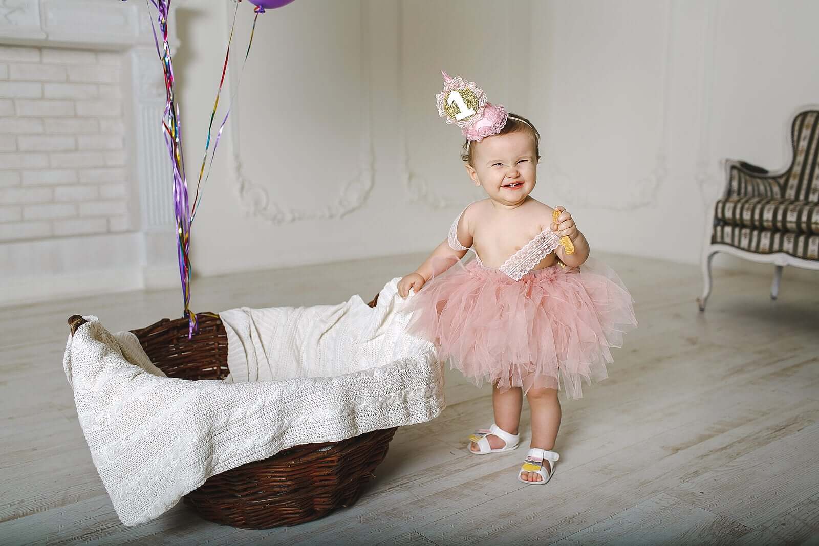 A cesta de tesouros: um jogo para estimular o seu bebê