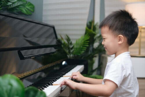 Como o treinamento musical influencia a memória e a atenção das crianças
