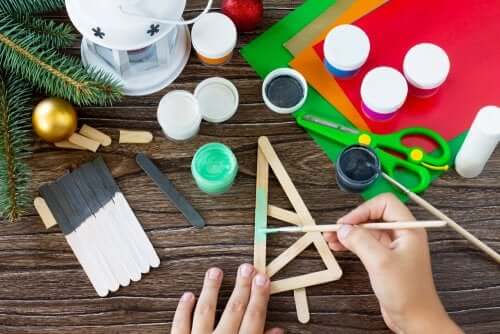 Árvore de Natal feita com palitos de sorvete, maravilhosos artesanatos natalinos.