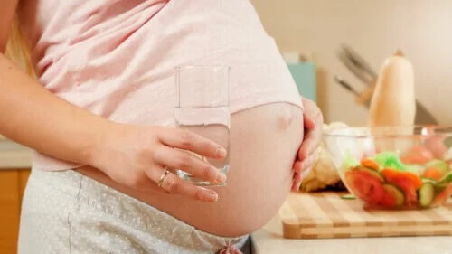 3 benefícios da água na gravidez