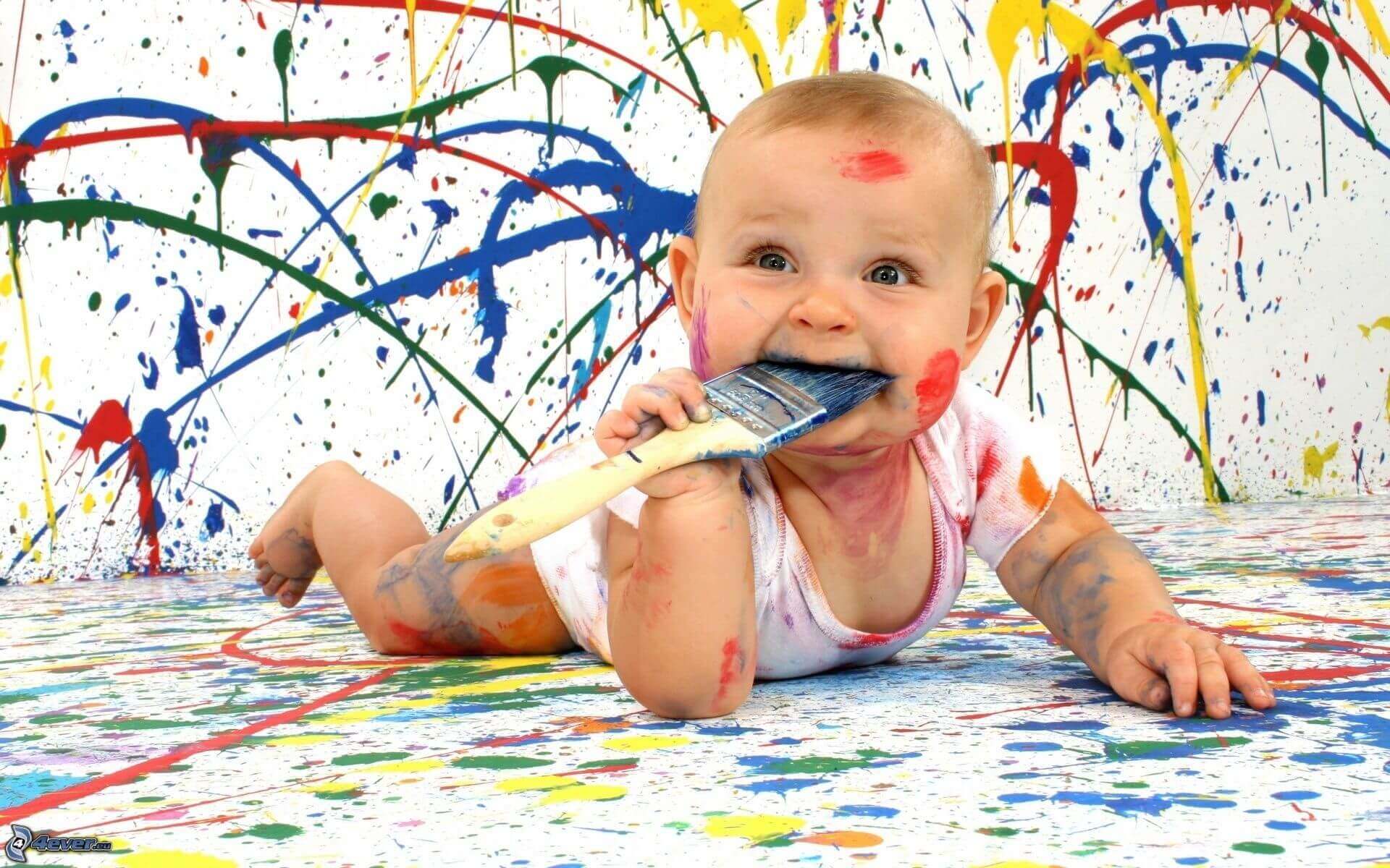 Bebê brincando com tinta.