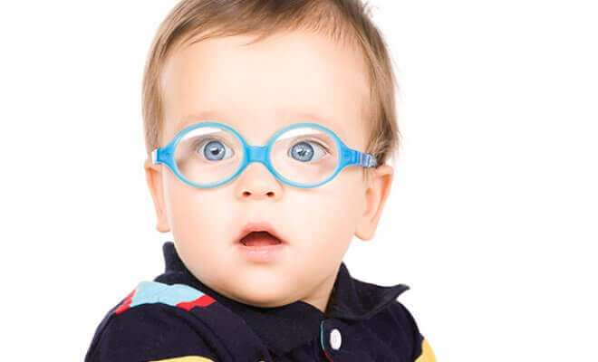 Problemas oftalmológicos: um bebê de óculos.