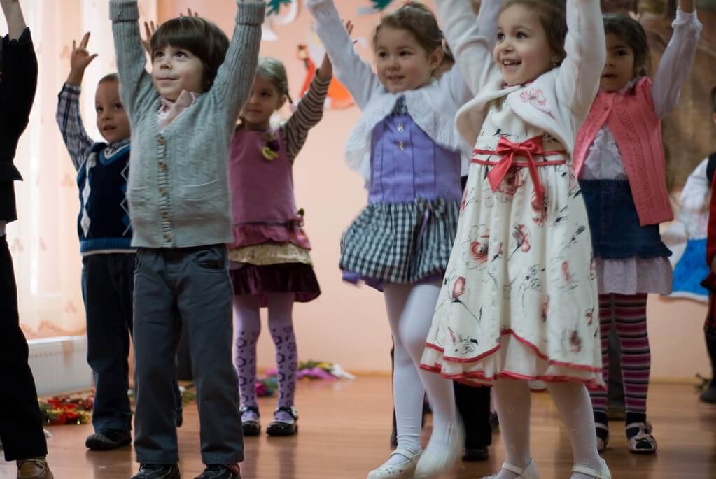 Crianças fazendo atividade em grupo.