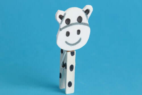 Animal feito com prendedores de roupa.