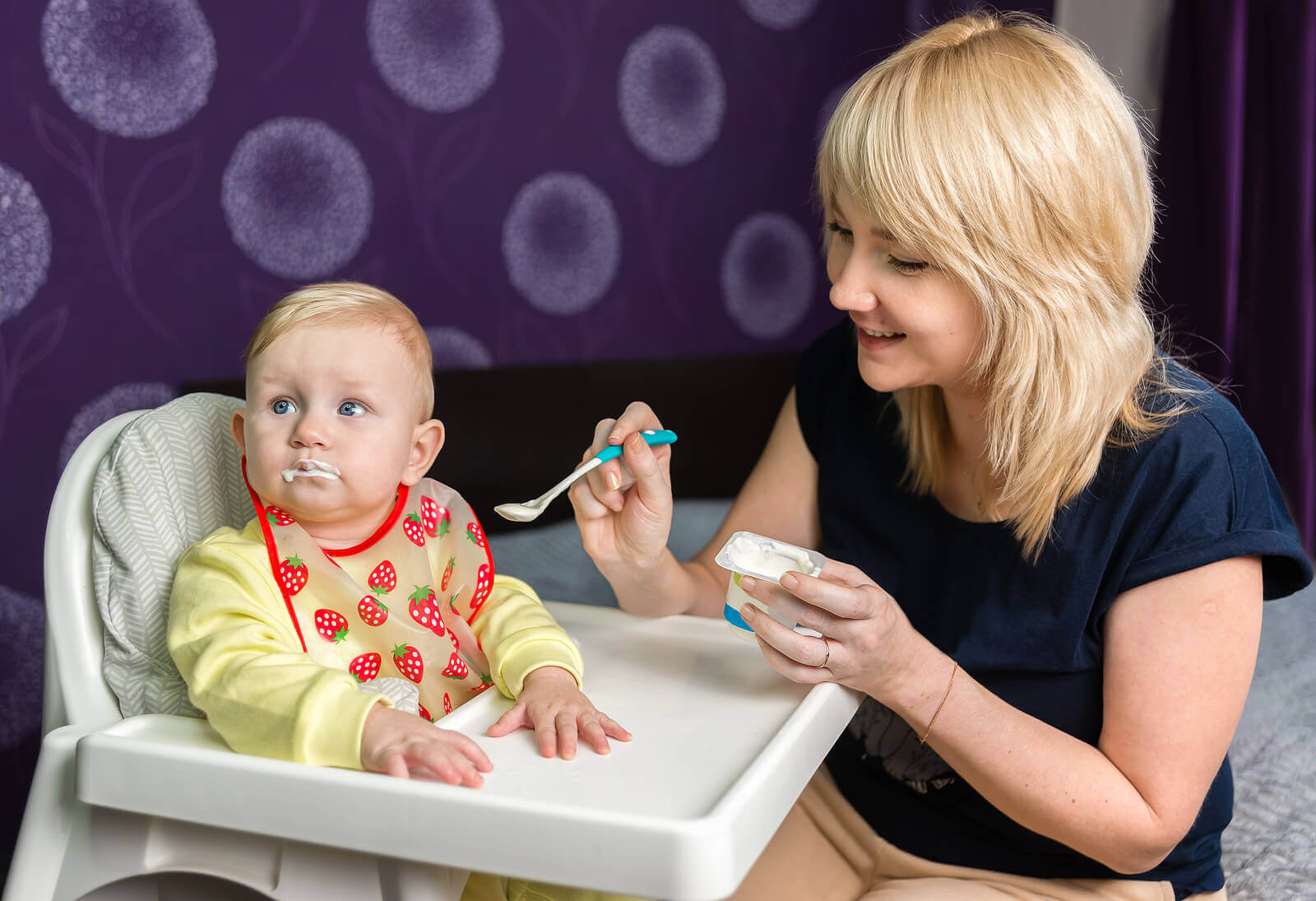 Bebês comendo iogurte para fortalecer o sistema imunológico.