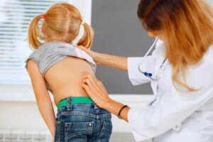 Dor nas costas em crianças: o que fazer (e o que não fazer)
