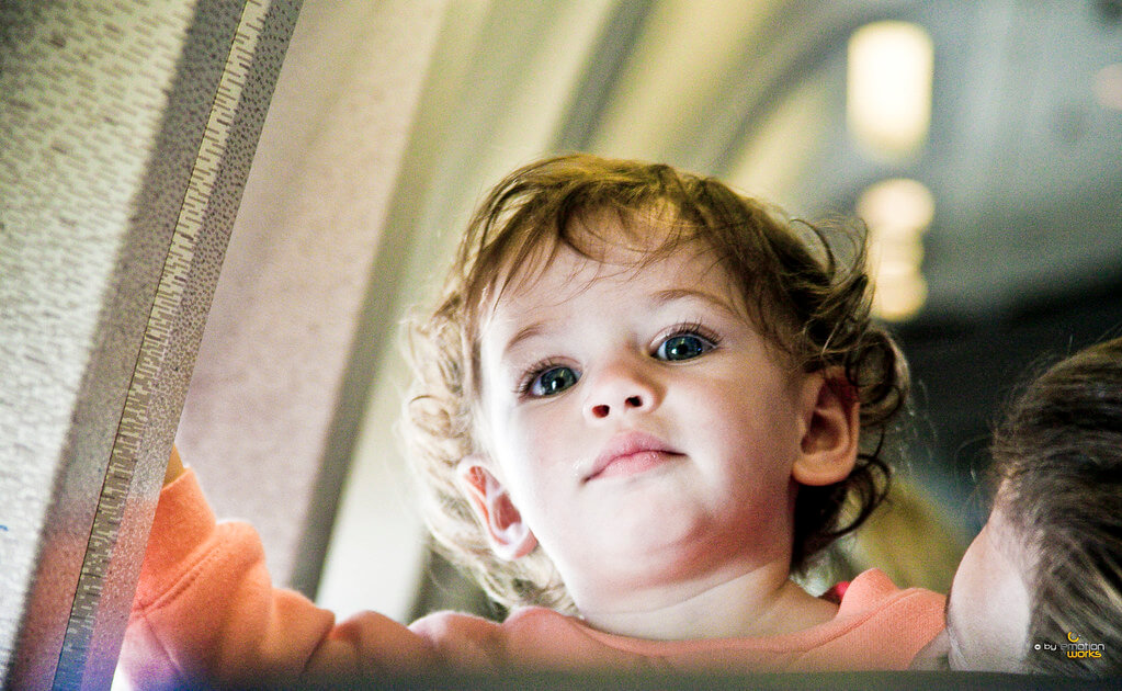 Bebê dentro do avião.