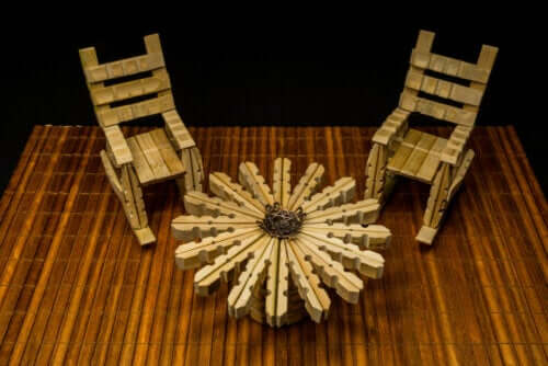 Artesanato com prendedores de roupa.