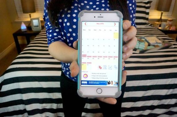 Mulher mostrando seu app preferido.
