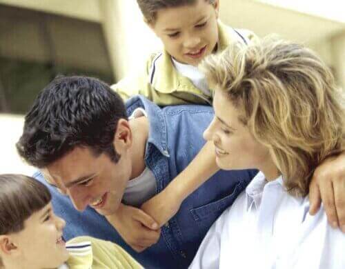 Pais e filhos passando um tempo juntos.
