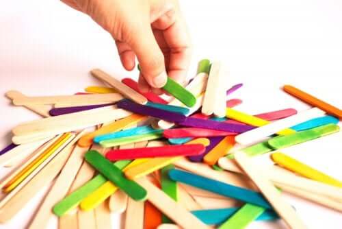 Palitos de sorvete coloridos para fazer artesanato.