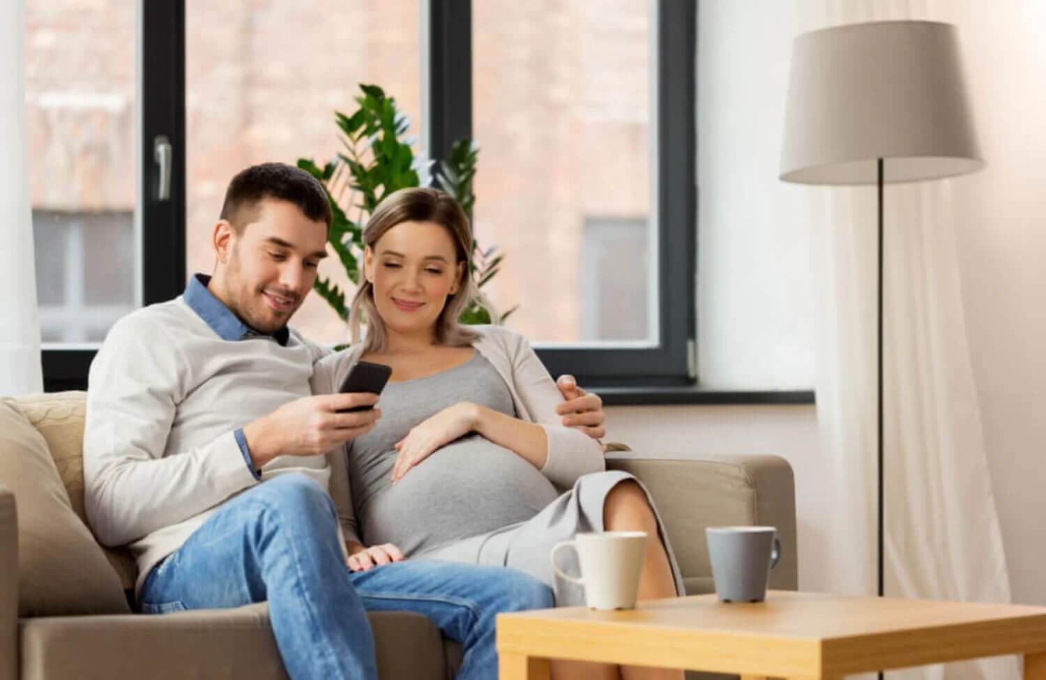 Futuros pais usando aplicativos para escolher o nome do bebê.