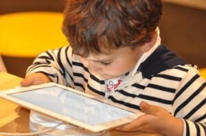 Como os tablets ajudam as crianças a aprender melhor