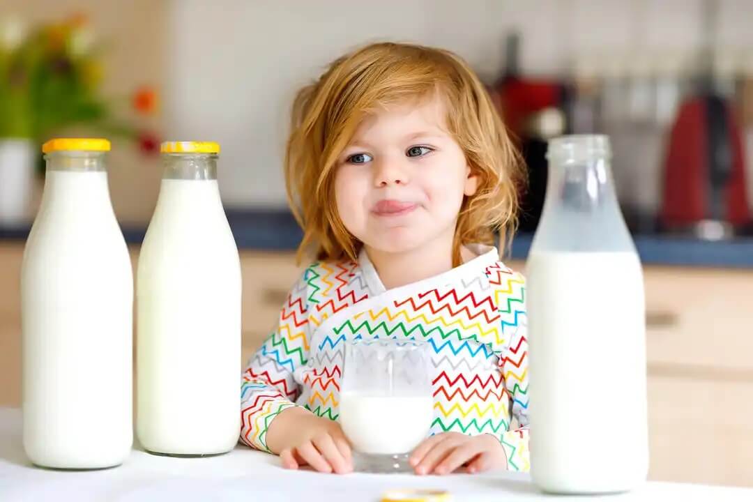 Criança bebendo leite.