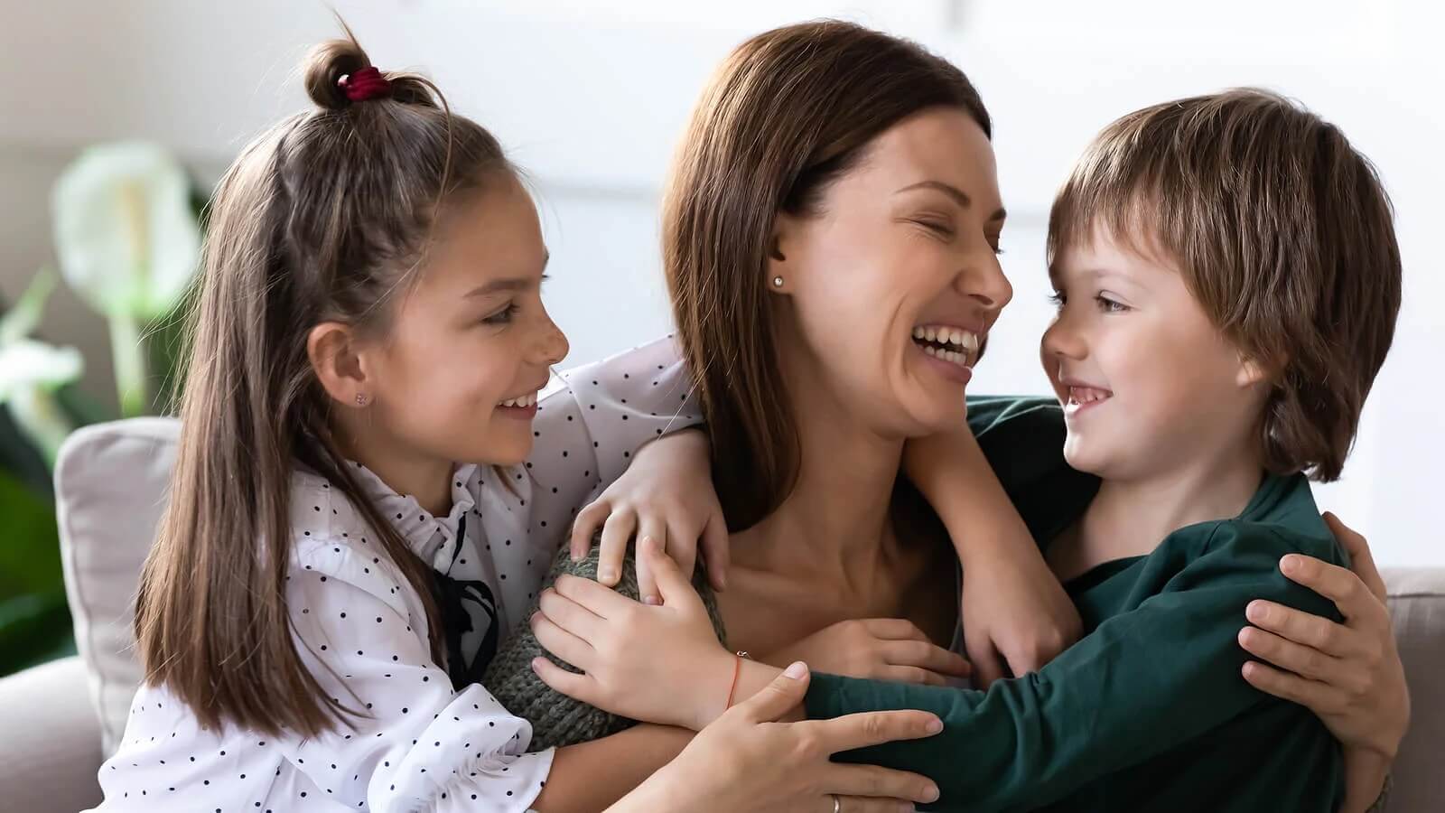 Mãe incentivando a gratidão nas crianças.