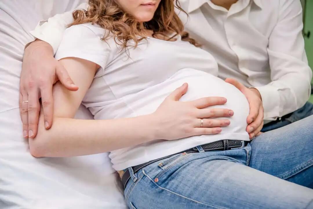 Mulher grávida com contrações durante a 37ª semana.