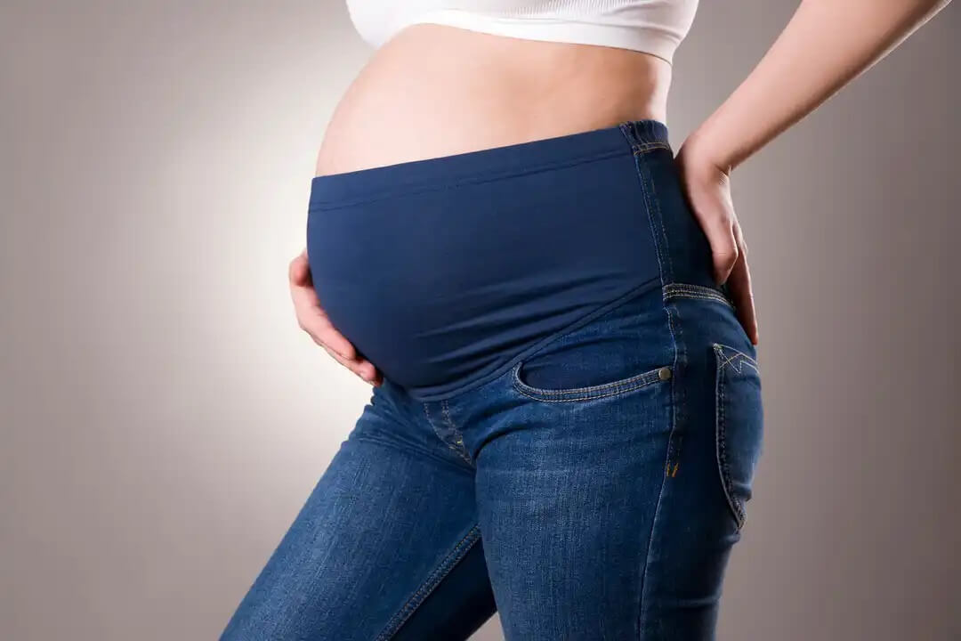 Jeans de maternidade para criar looks estilosas para grávidas.