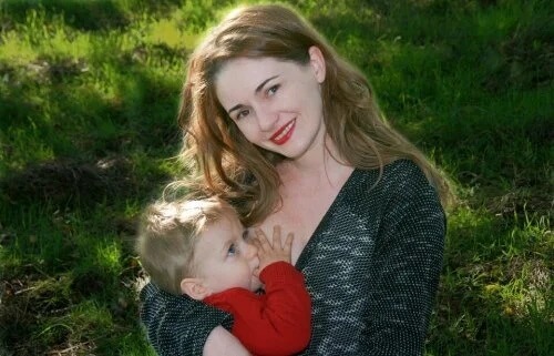 Mãe amamentando seu filho