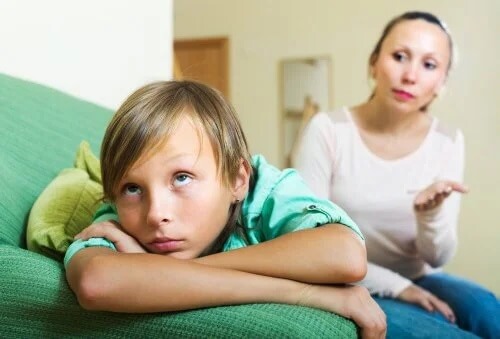 Mãe conversando com seu filho sobre seu mau comportamento